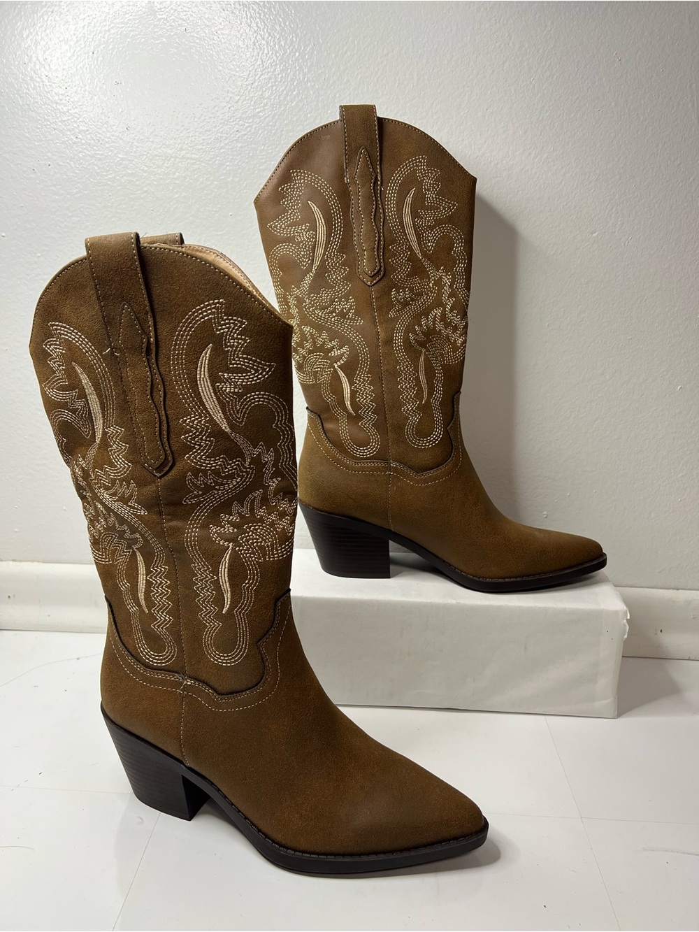 Me Too Women’s Brown Embroidered Western Boots Sizes 7 and 7.5 NEW